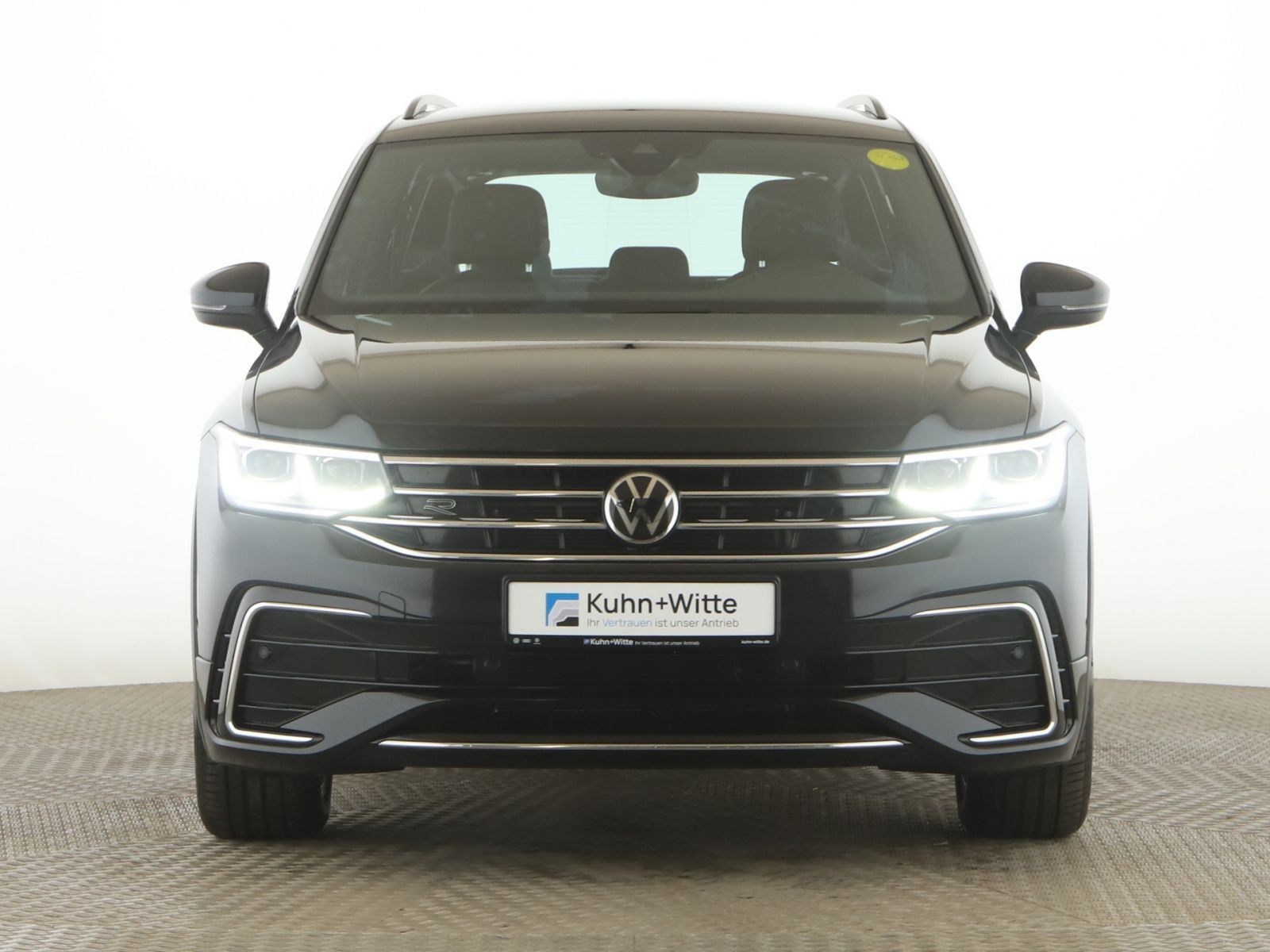 Volkswagen Tiguan 2023 г. Чёрный, пробег 43785 км
