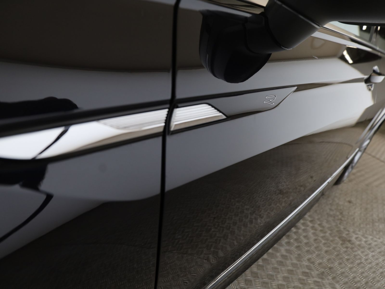 Volkswagen Tiguan 2023 г. Чёрный, пробег 43785 км