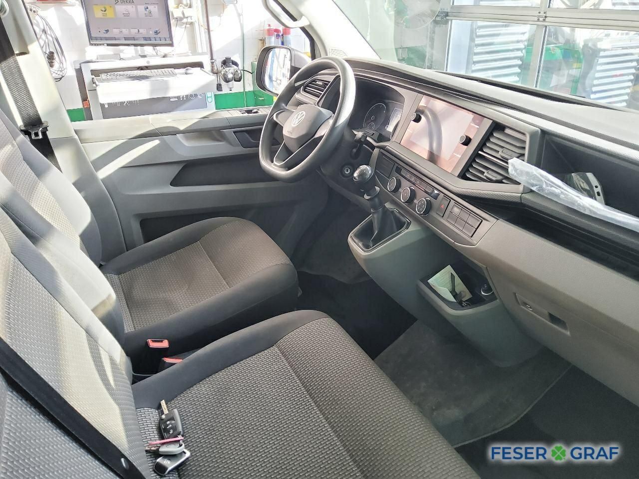 Volkswagen T6 KOMBI 2021 г. Белый, пробег 41950 км