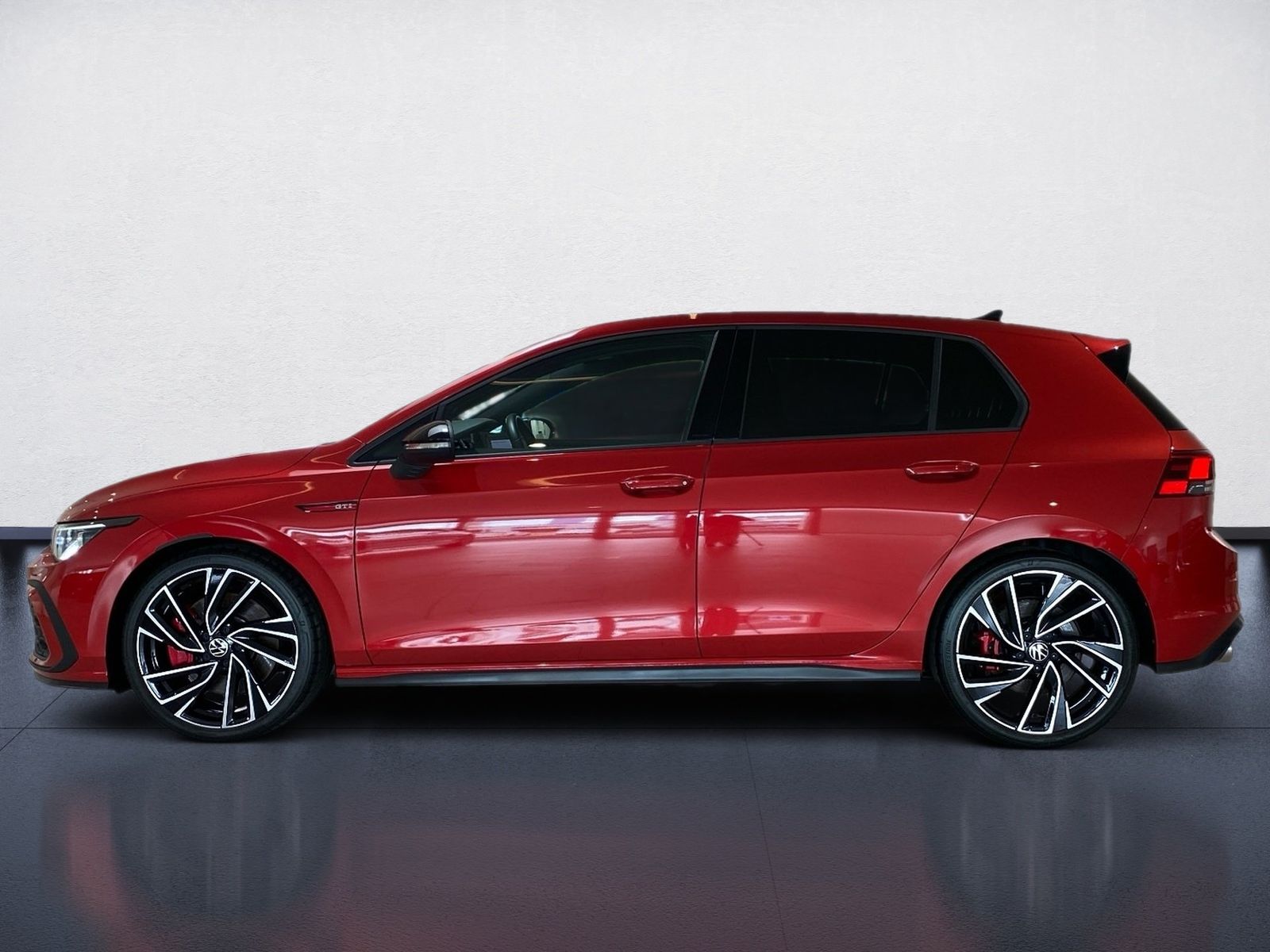 Volkswagen Golf 2023 г. Красный, пробег 28650 км