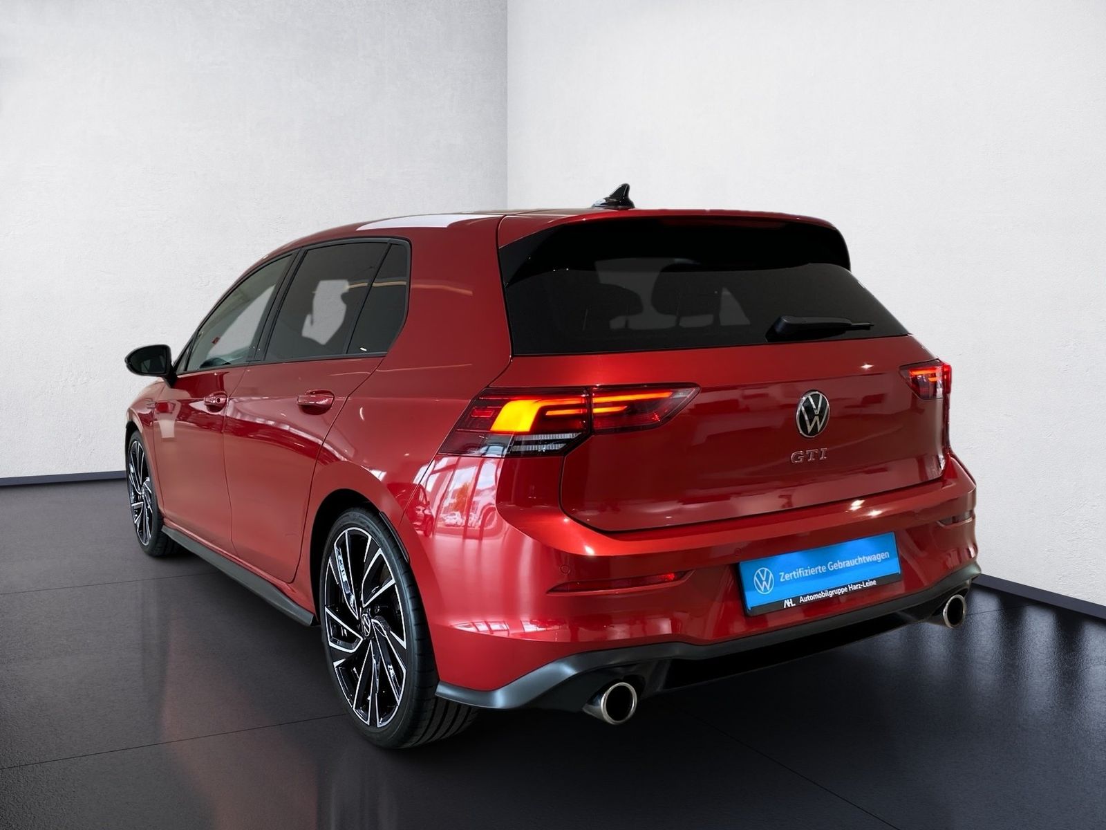 Volkswagen Golf 2023 г. Красный, пробег 28650 км