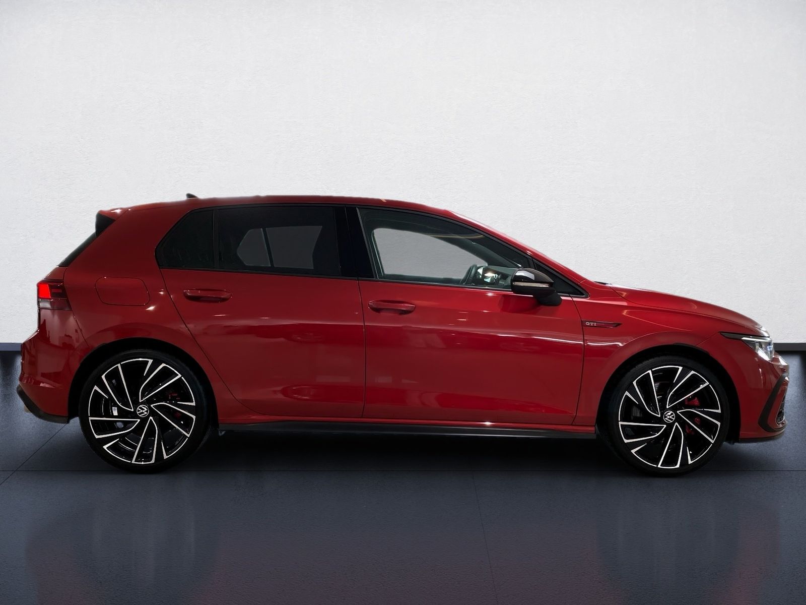 Volkswagen Golf 2023 г. Красный, пробег 28650 км