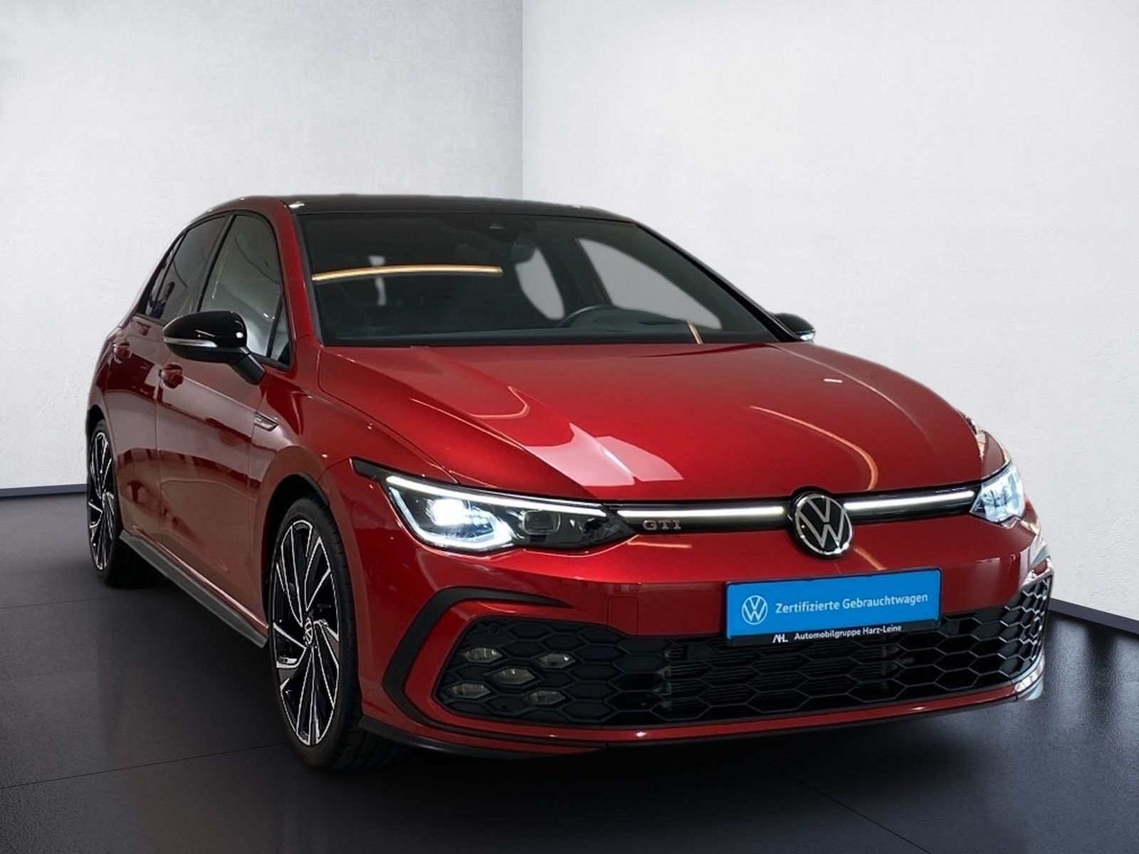 Volkswagen Golf 2023 г. Красный, пробег 28650 км