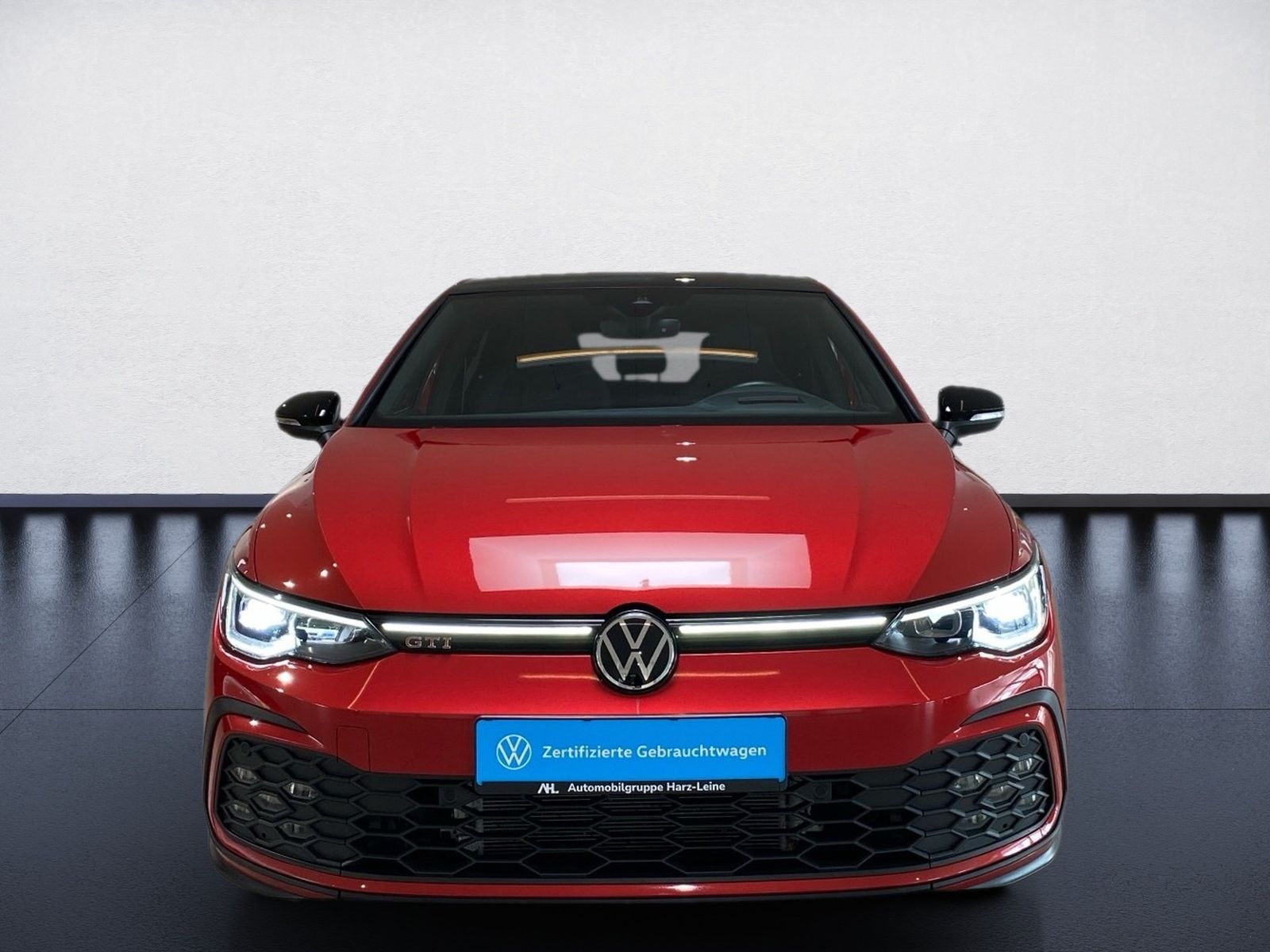 Volkswagen Golf 2023 г. Красный, пробег 28650 км