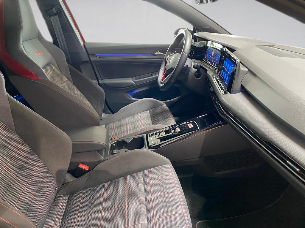 Volkswagen Golf 2023 г. Красный, пробег 28650 км