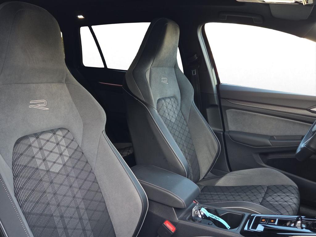 Volkswagen Golf 2024 г. Чёрный, пробег 38885 км