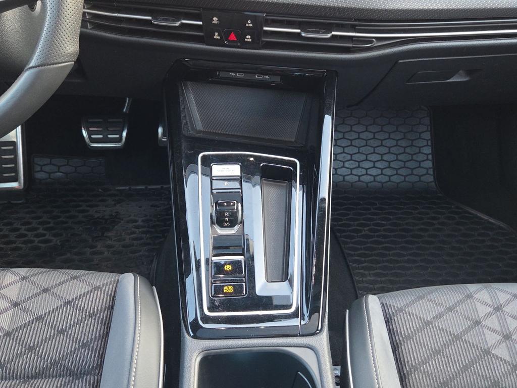 Volkswagen Golf 2024 г. Чёрный, пробег 38885 км