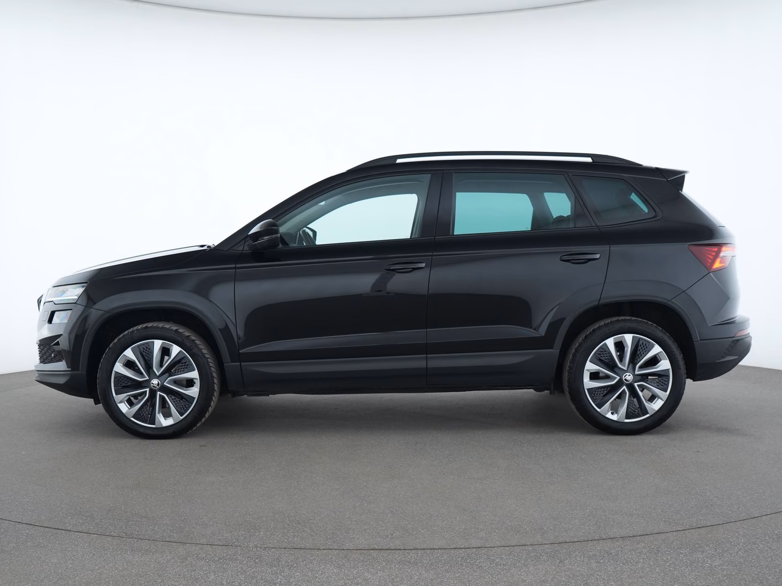 Skoda Karoq 2024 г. Чёрный, пробег 49130 км