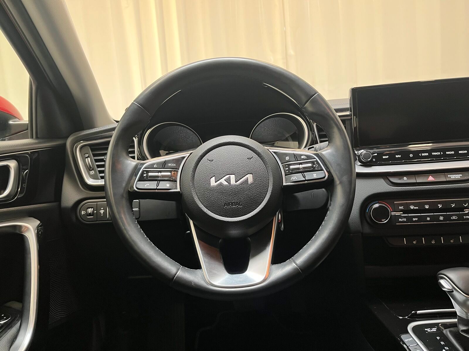 SEAT Ibiza 2023 г. Красный, пробег 58661 км