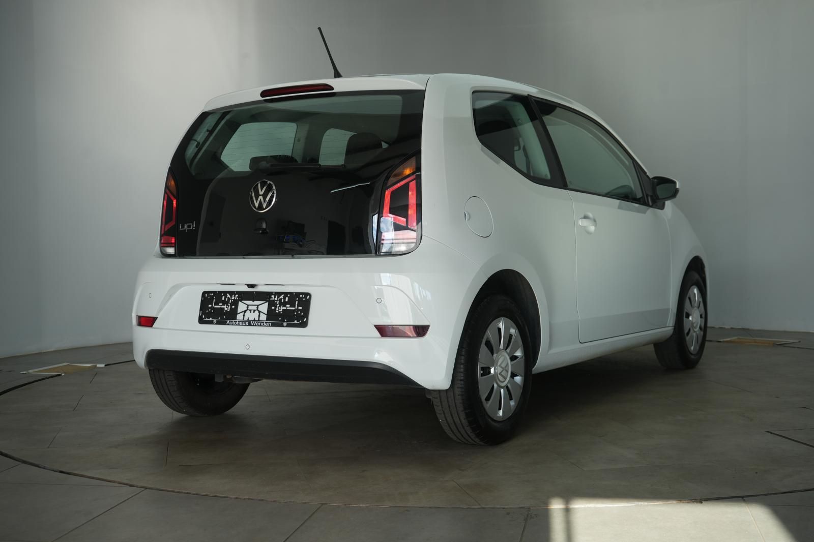 Volkswagen up! 2021 г. Белый, пробег 35000 км