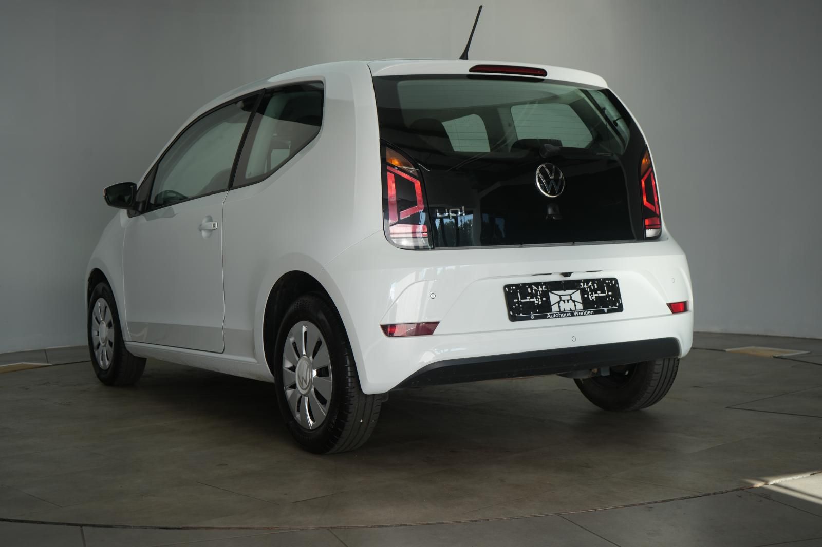 Volkswagen up! 2021 г. Белый, пробег 35000 км