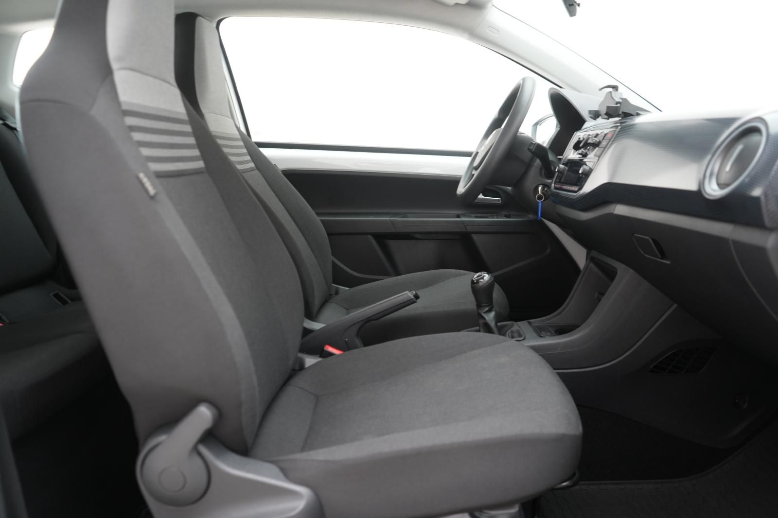 Volkswagen up! 2021 г. Белый, пробег 35000 км