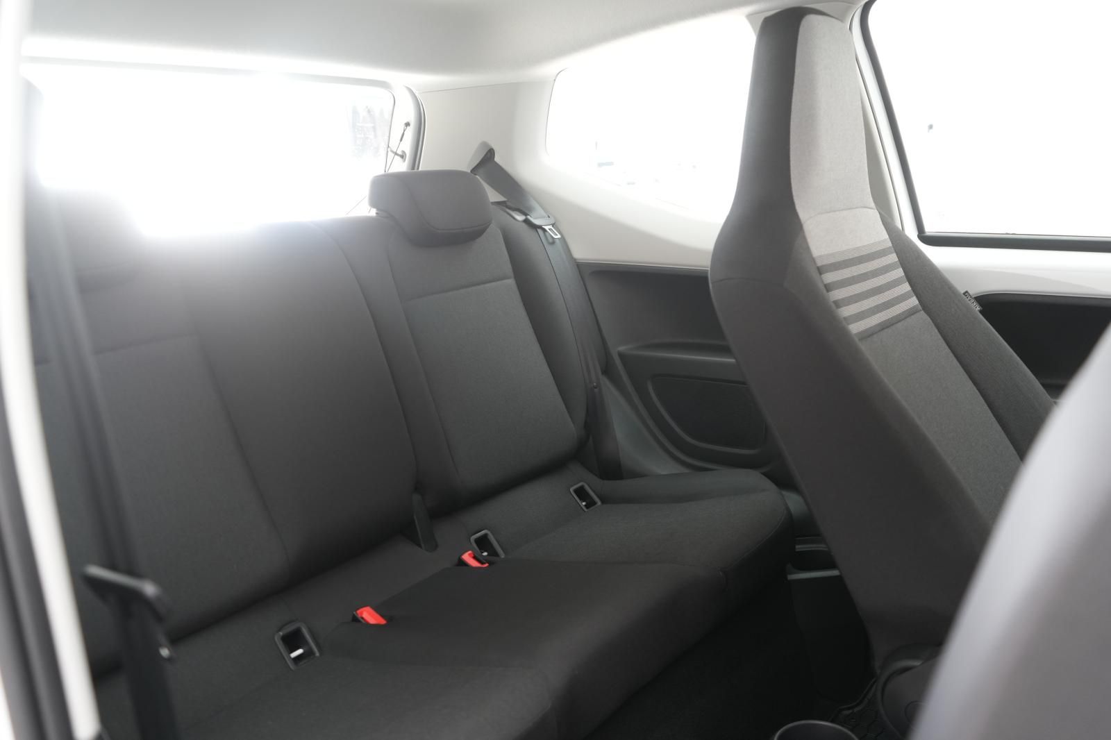 Volkswagen up! 2021 г. Белый, пробег 35000 км