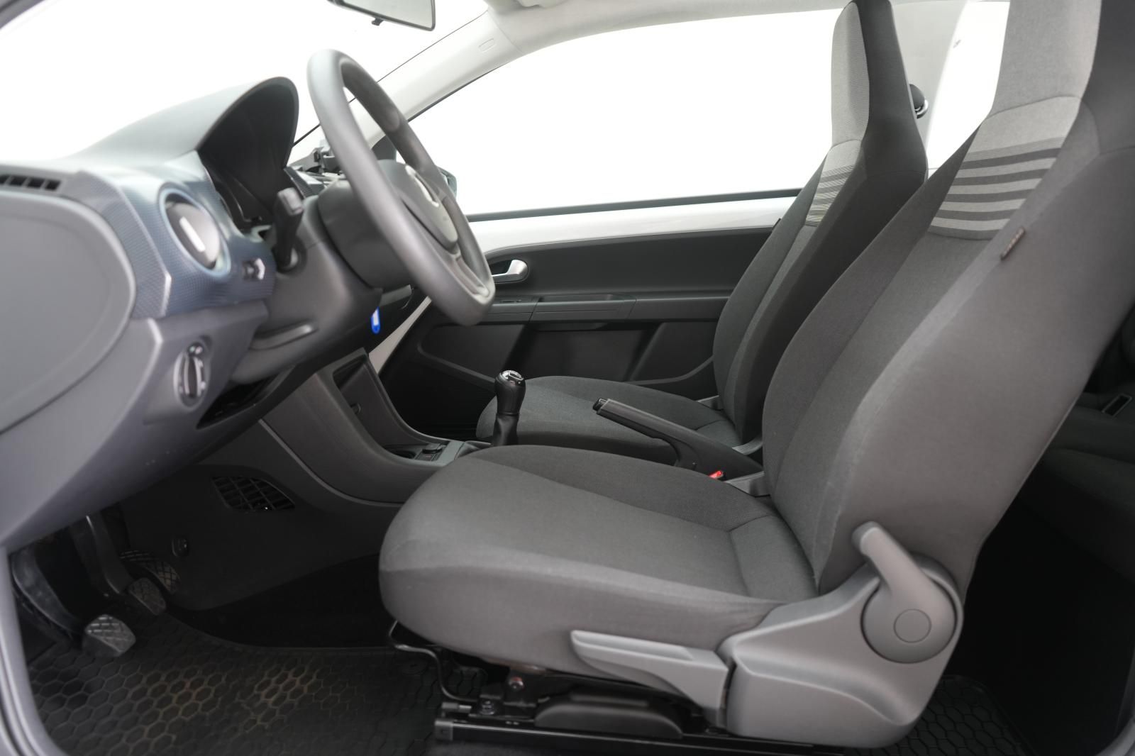 Volkswagen up! 2021 г. Белый, пробег 35000 км