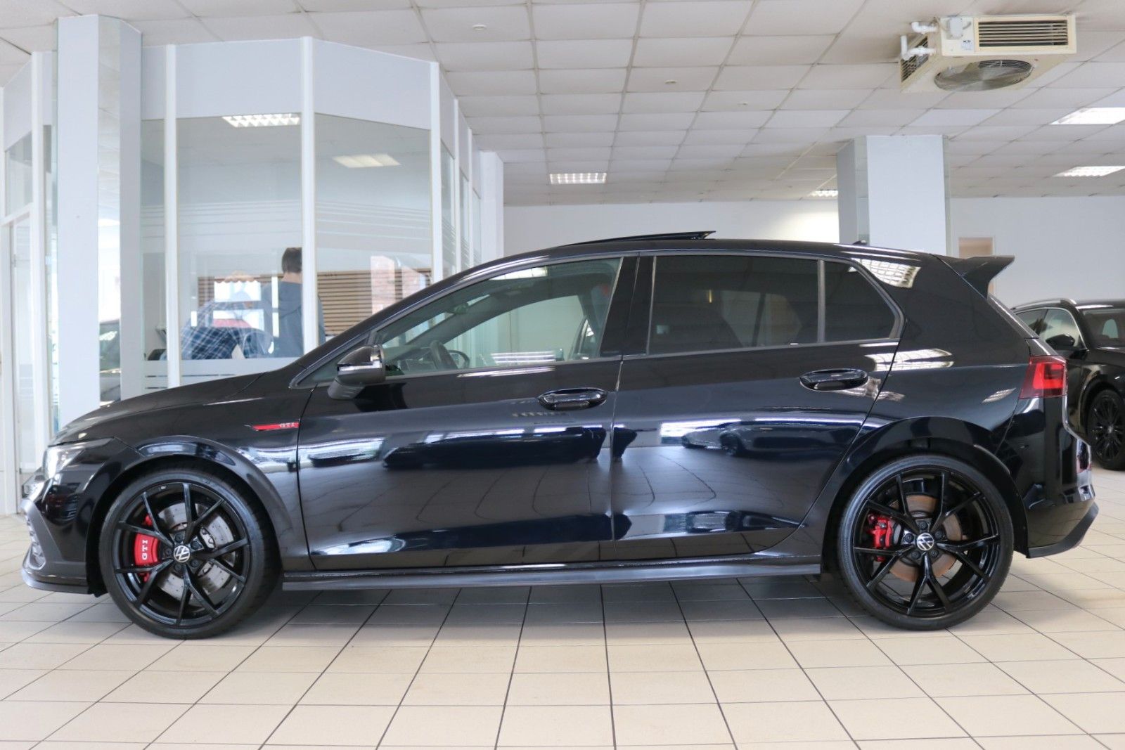 Volkswagen Golf 2023 г. Чёрный, пробег 39099 км