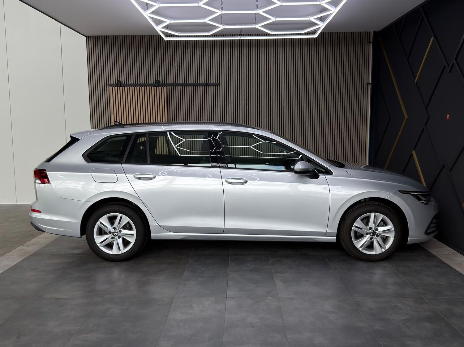Volkswagen Golf 2023 г. Серебристый, пробег 38300 км