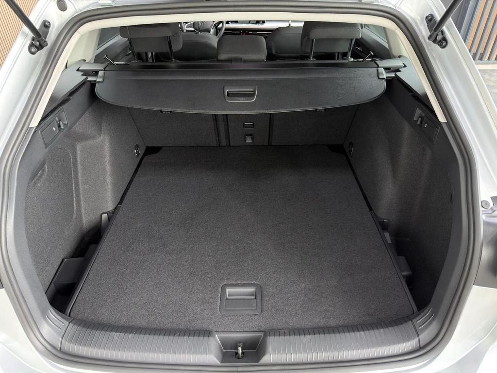 Volkswagen Golf 2023 г. Серебристый, пробег 38300 км