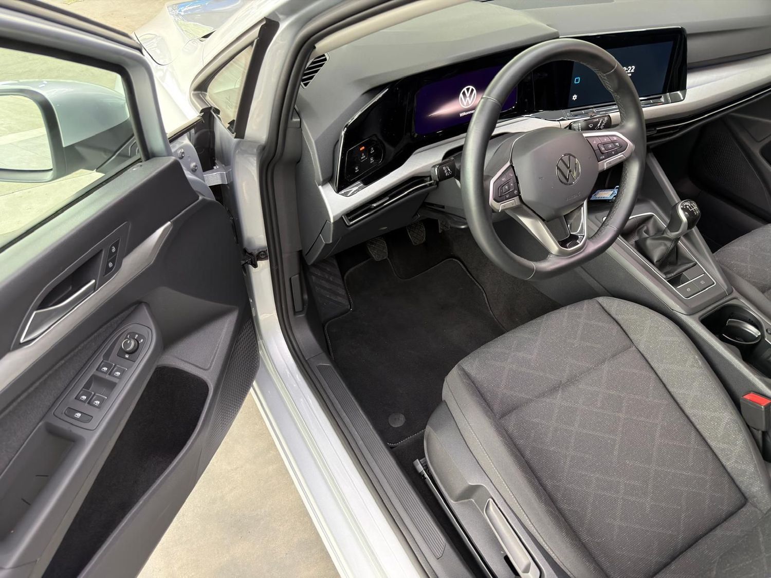 Volkswagen Golf 2023 г. Серебристый, пробег 38300 км