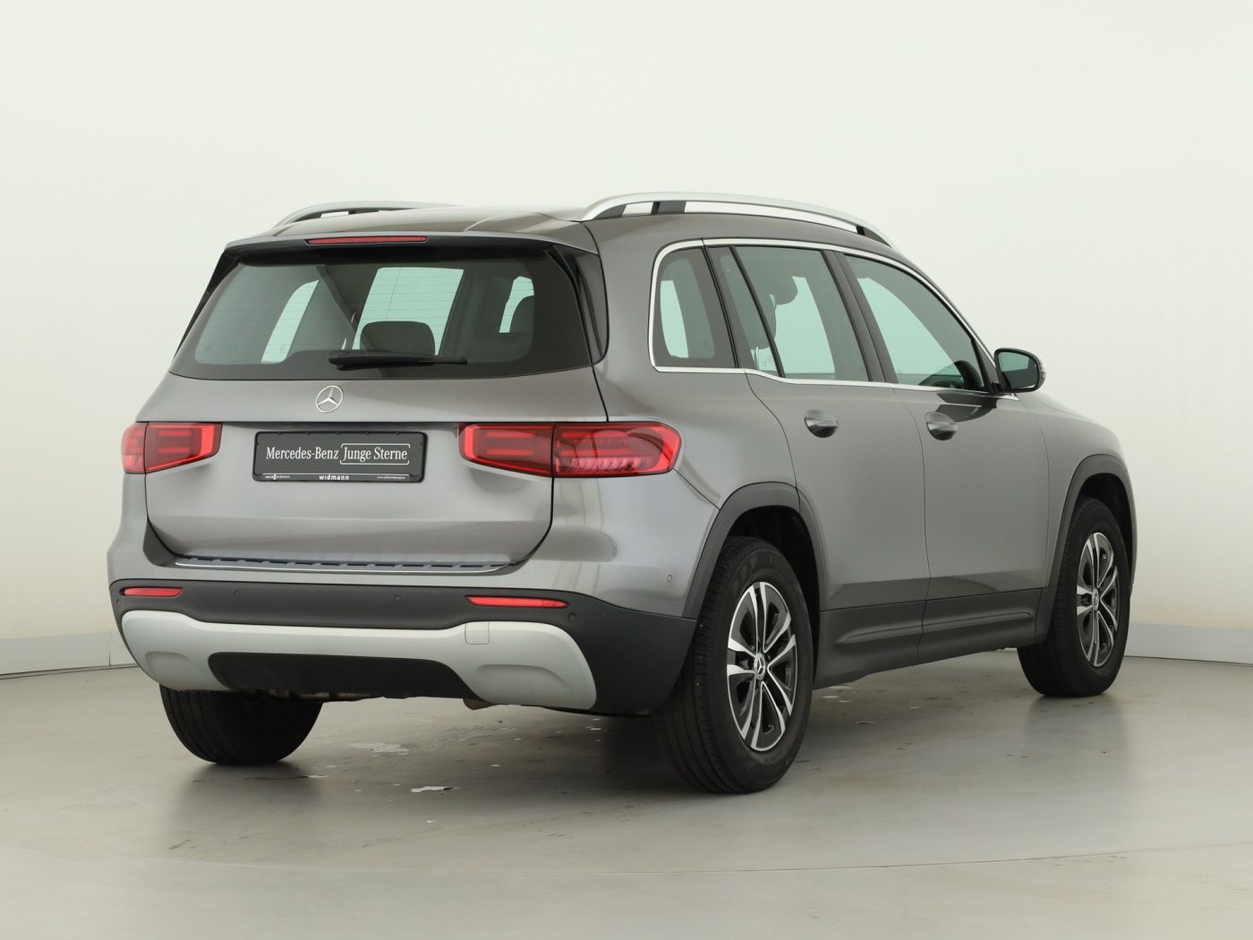 Mercedes-Benz GLB 180 2024 г. Серый, пробег 37286 км
