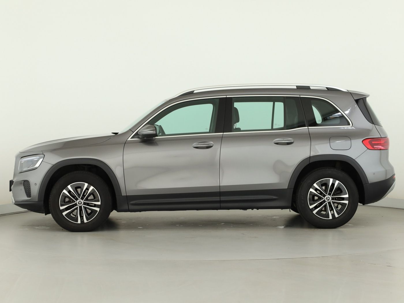 Mercedes-Benz GLB 180 2024 г. Серый, пробег 37286 км