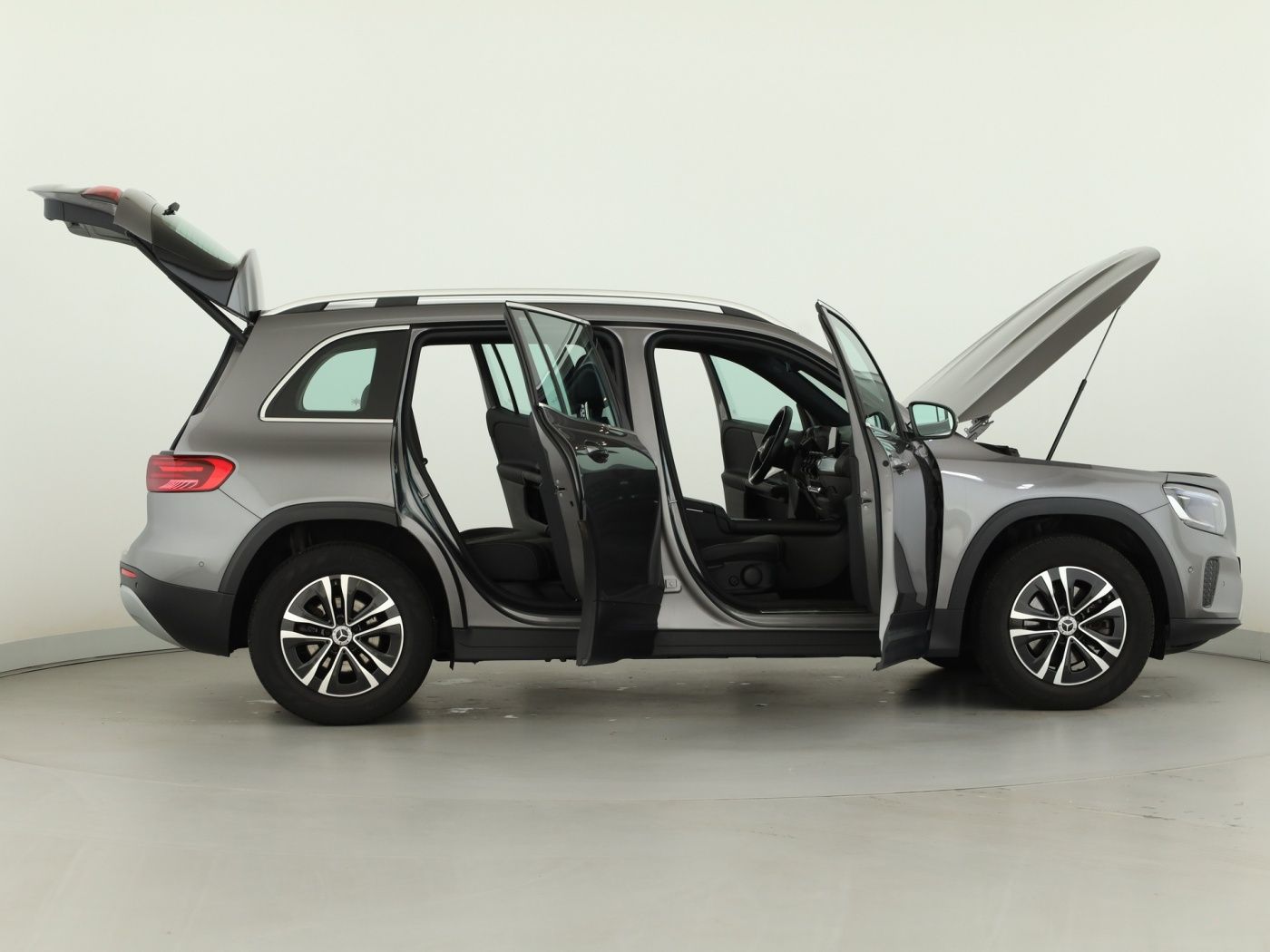 Mercedes-Benz GLB 180 2024 г. Серый, пробег 37286 км