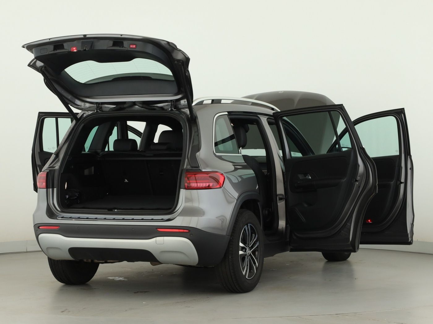 Mercedes-Benz GLB 180 2024 г. Серый, пробег 37286 км
