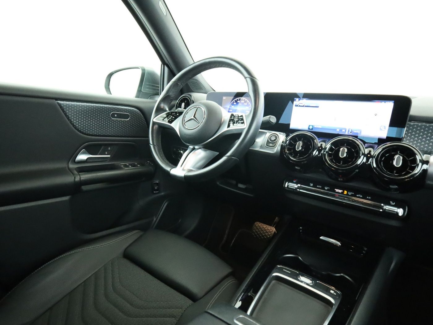 Mercedes-Benz GLB 180 2024 г. Серый, пробег 37286 км