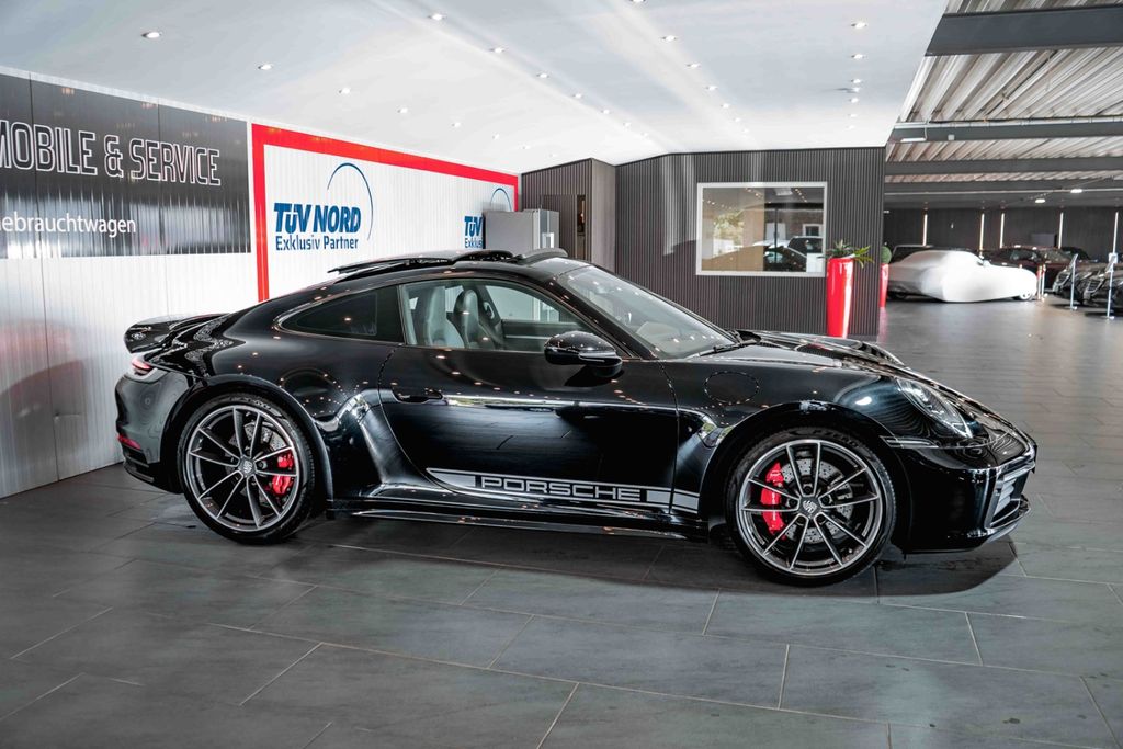 Porsche 992 2021 г. Чёрный, пробег 32450 км