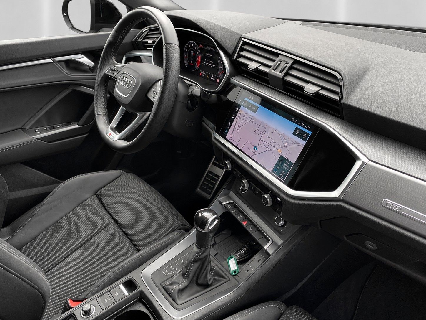 Audi Q3 2021 г. Серый, пробег 58000 км