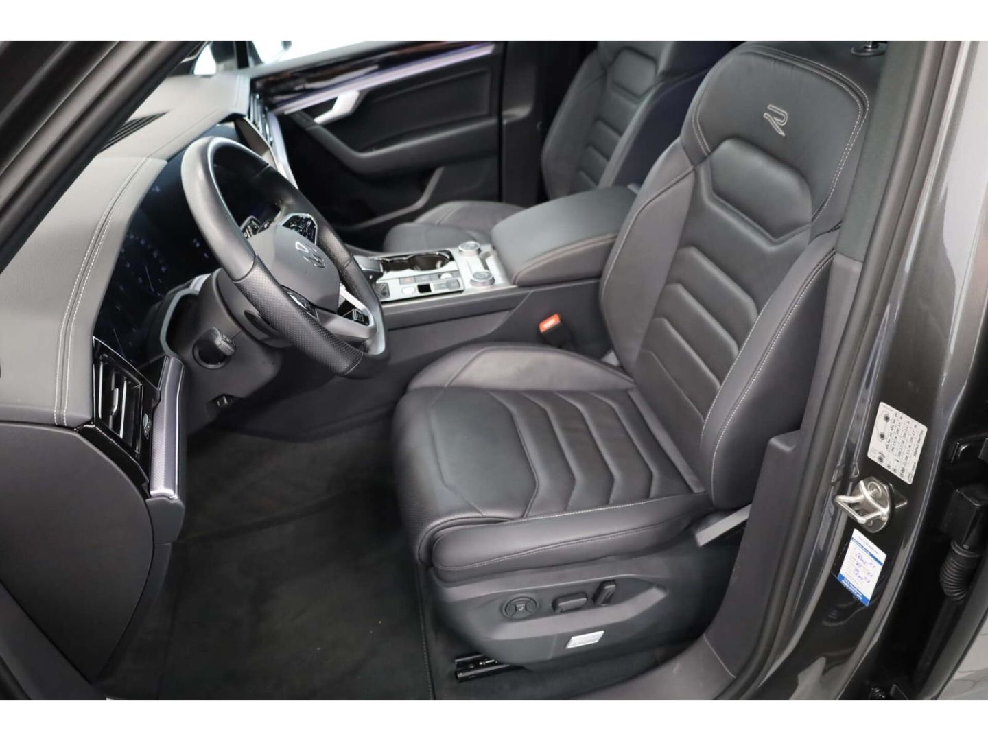 Volkswagen Touareg 2023 г. Серый, пробег 46863 км