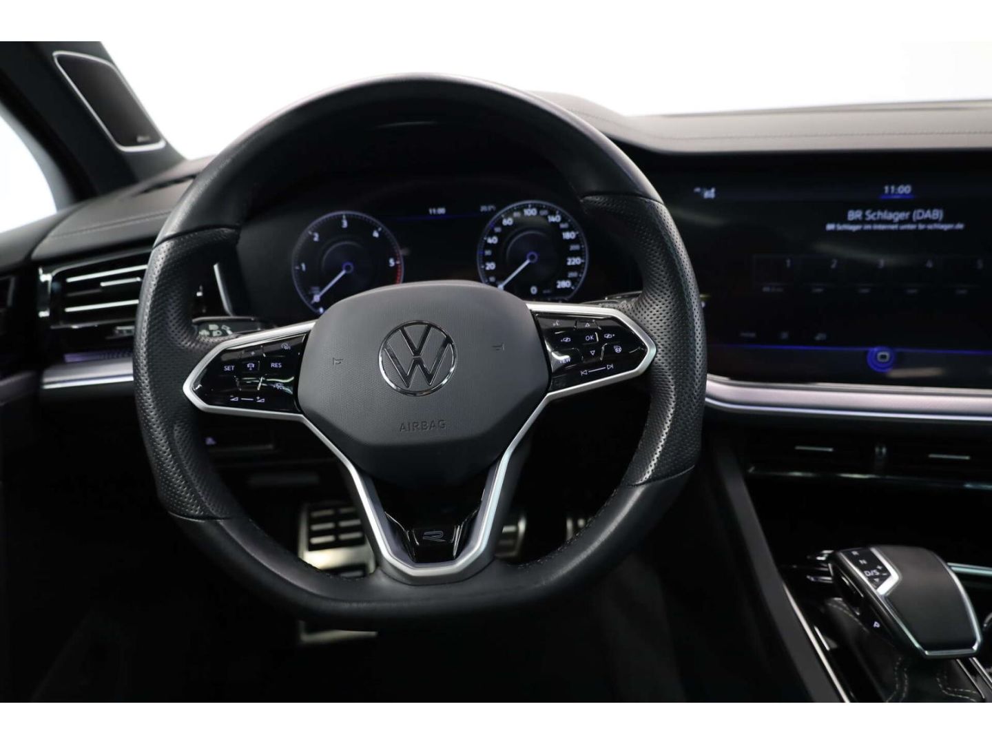 Volkswagen Touareg 2023 г. Серый, пробег 46863 км