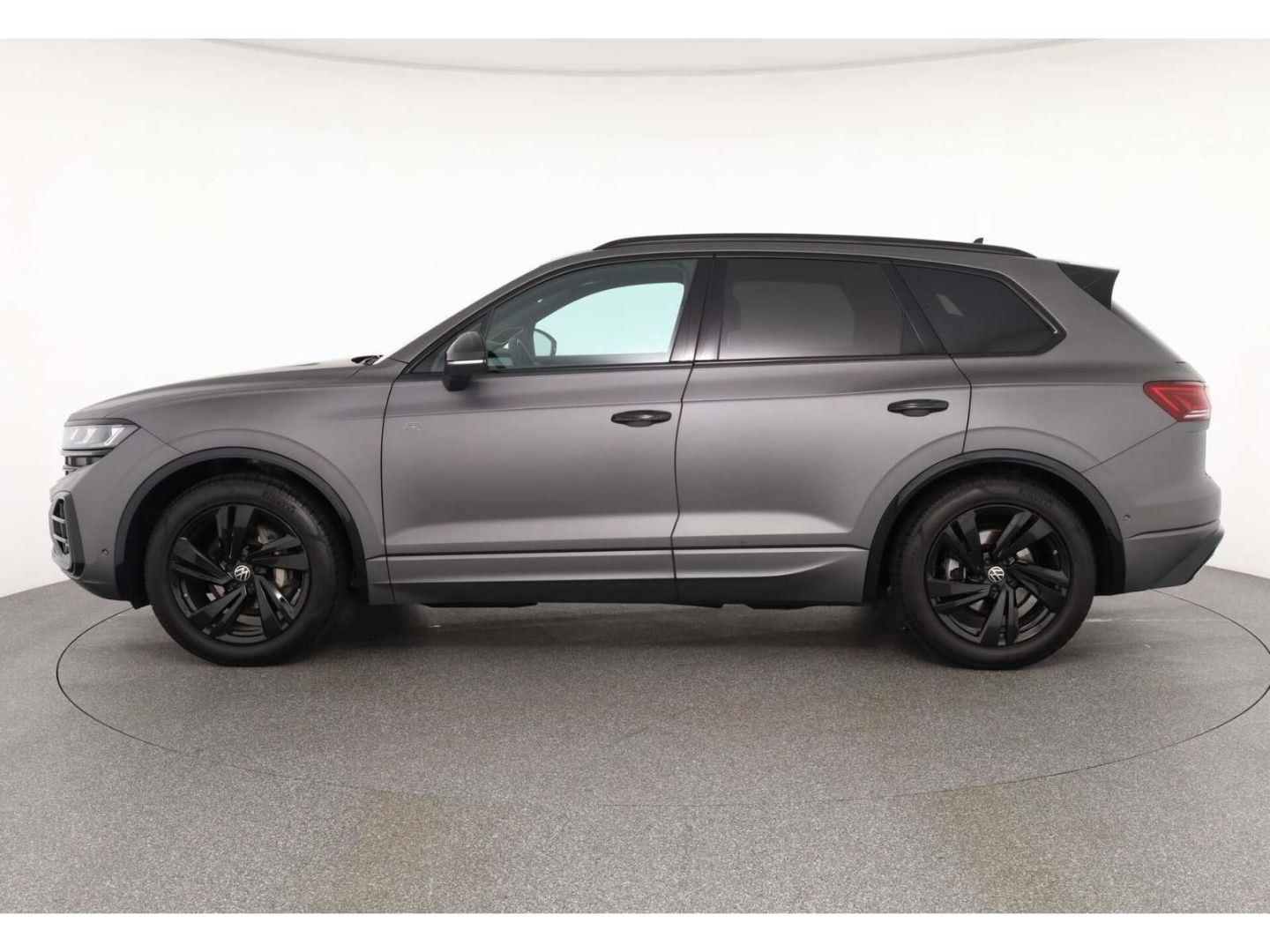 Volkswagen Touareg 2026 г. Серый, пробег 26479 км