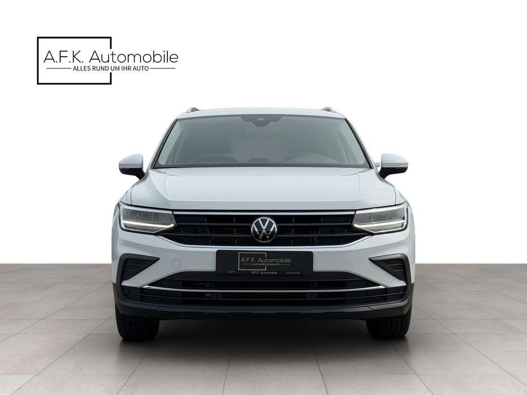 Volkswagen Tiguan 2024 г. Белый, пробег 34300 км
