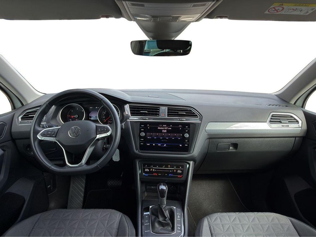 Volkswagen Tiguan 2024 г. Белый, пробег 34300 км