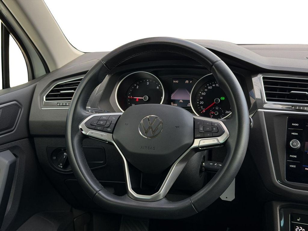Volkswagen Tiguan 2024 г. Белый, пробег 34300 км