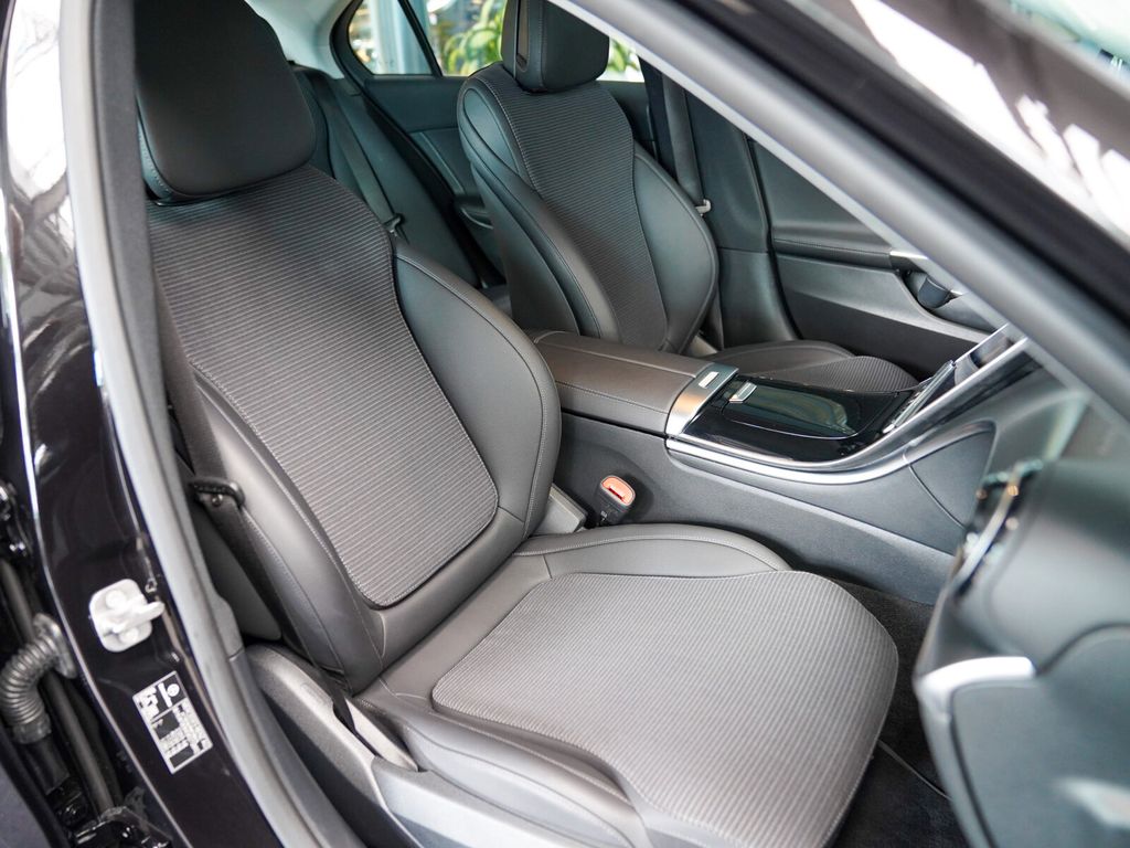 Mercedes-Benz C 220 2025 г. Чёрный, пробег 36864 км