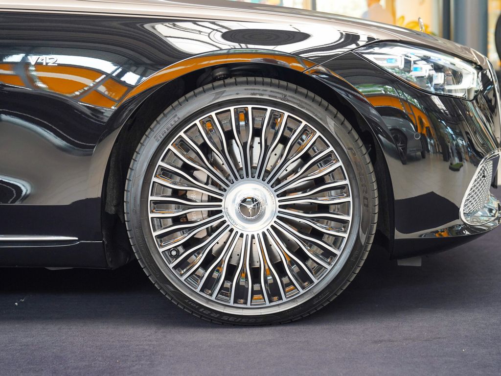 Mercedes-Benz S 680 2024 г. Чёрный, пробег 15327 км