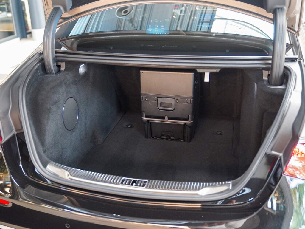 Mercedes-Benz S 680 2024 г. Чёрный, пробег 15327 км