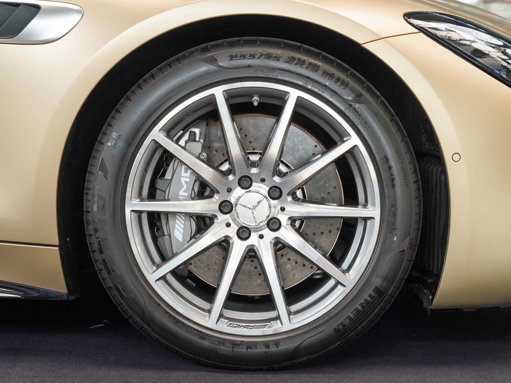 Mercedes-Benz AMG GT 2024 г. Золотистый, пробег 5615 км