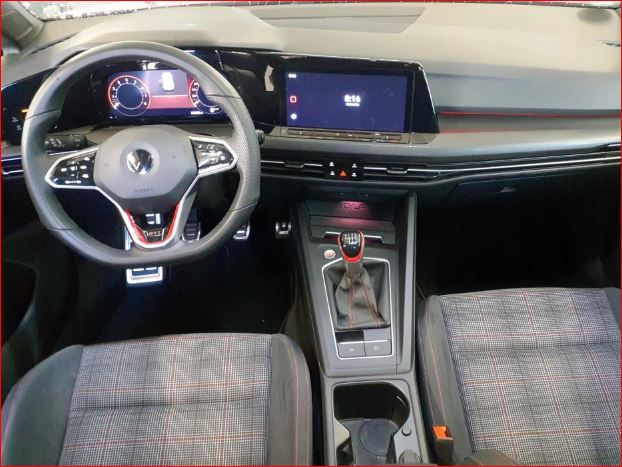 Volkswagen Golf 2022 г. Красный, пробег 38290 км