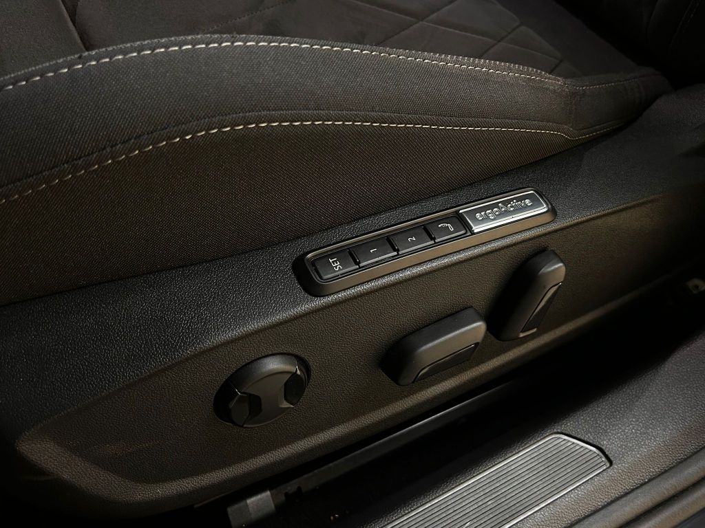 Volkswagen Golf 2023 г. Серый, пробег 36480 км
