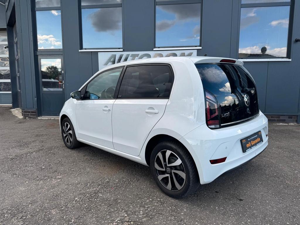 Volkswagen up! 2022 г. Белый, пробег 48200 км