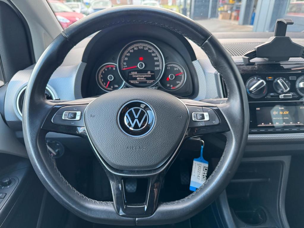 Volkswagen up! 2022 г. Белый, пробег 48200 км