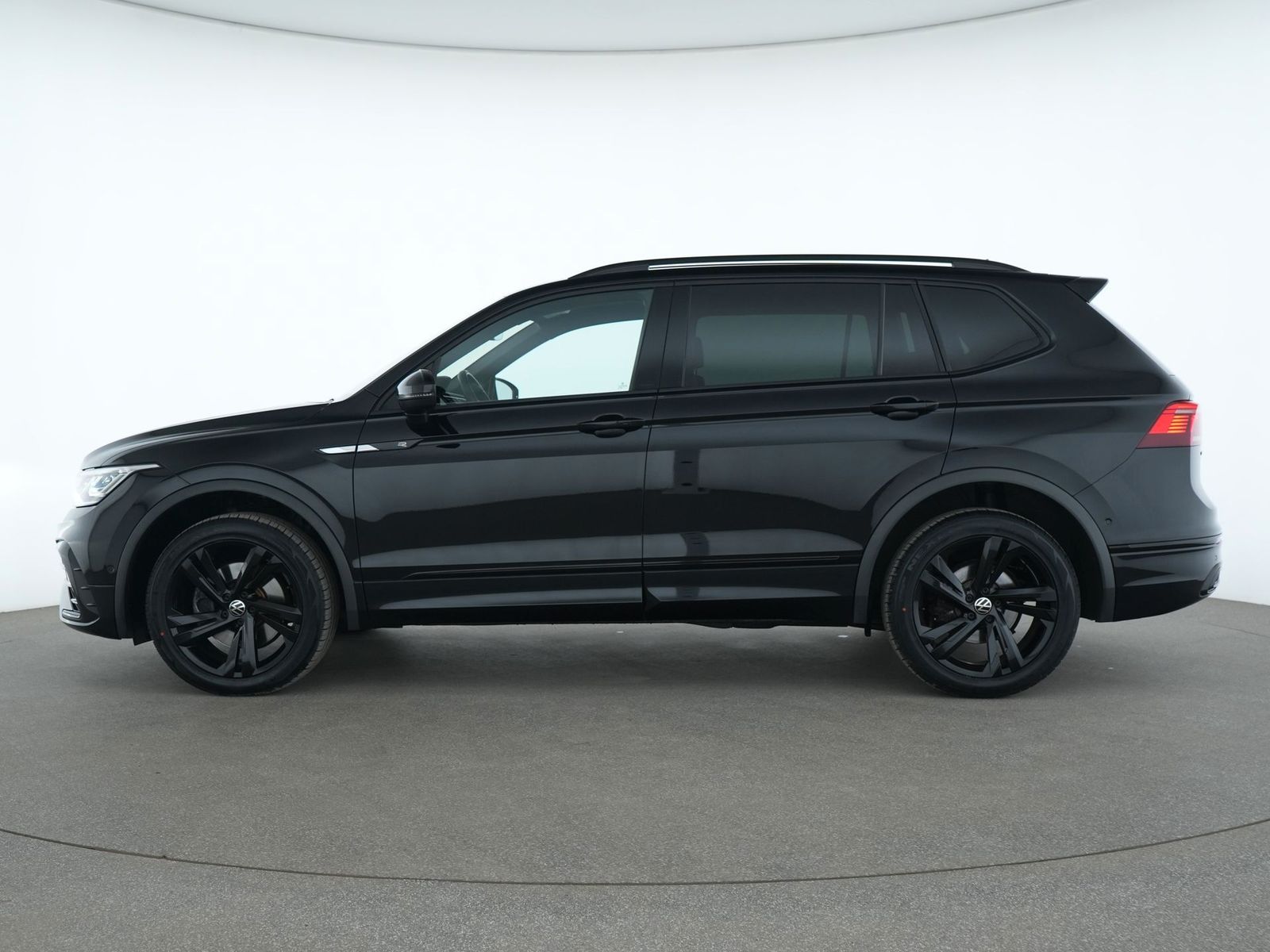 Volkswagen TIGUAN ALLSPACE 2023 г. Чёрный, пробег 42570 км