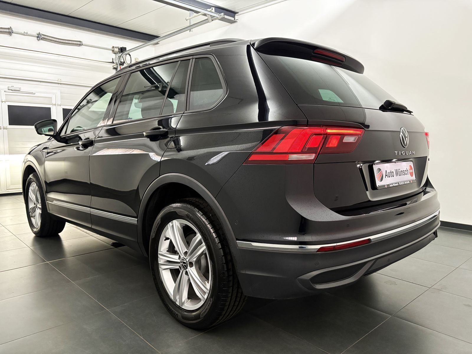 Volkswagen Tiguan 2022 г. Чёрный, пробег 58140 км