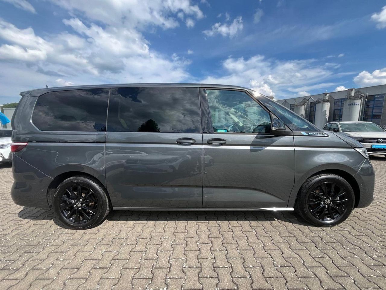 Volkswagen T7 MULTIVAN 2024 г. Серый, пробег 20000 км