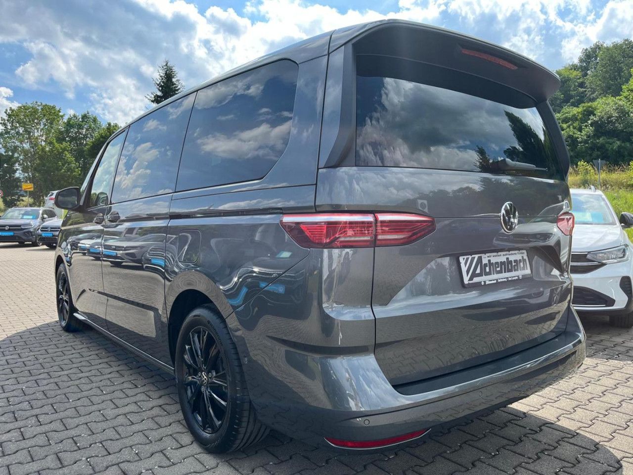 Volkswagen T7 MULTIVAN 2024 г. Серый, пробег 20000 км