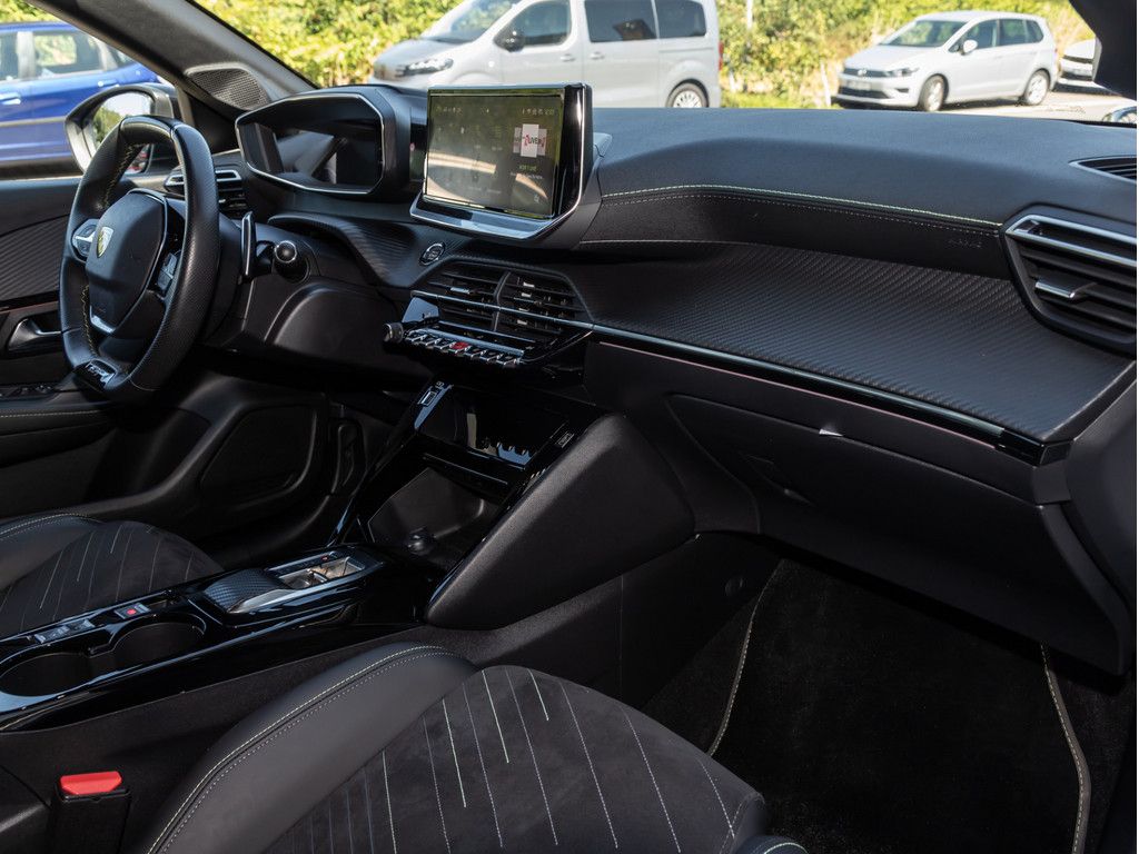 Peugeot 208 2024 г. Белый, пробег 53814 км