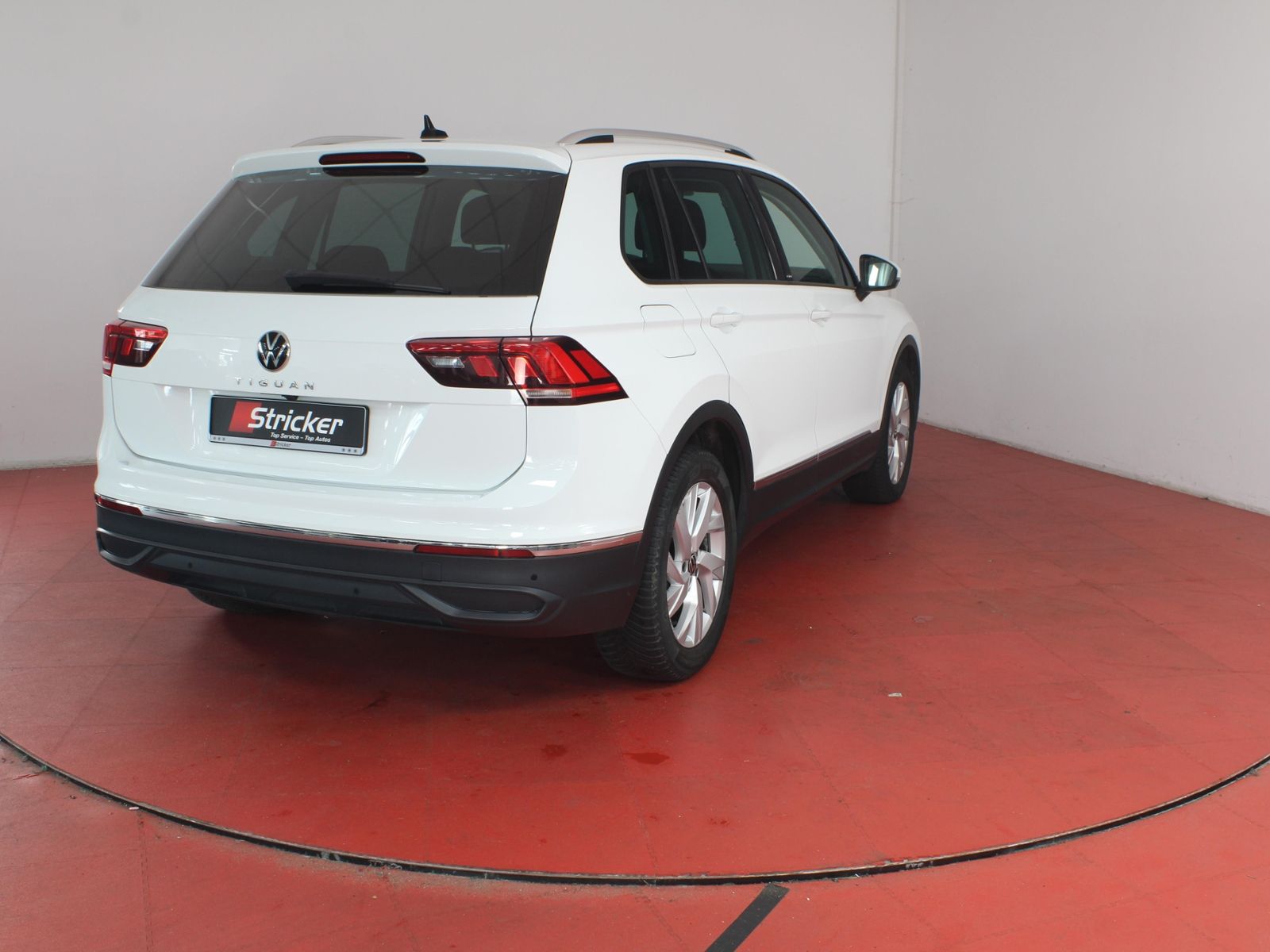 Volkswagen Tiguan 2022 г. Белый, пробег 46851 км