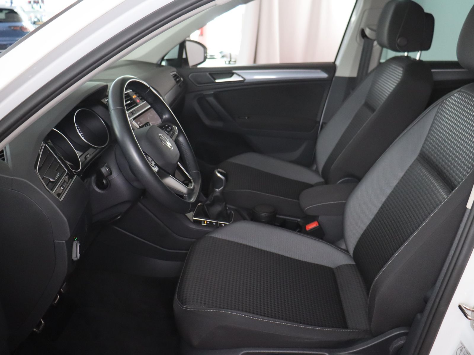 Volkswagen Tiguan 2022 г. Белый, пробег 46851 км